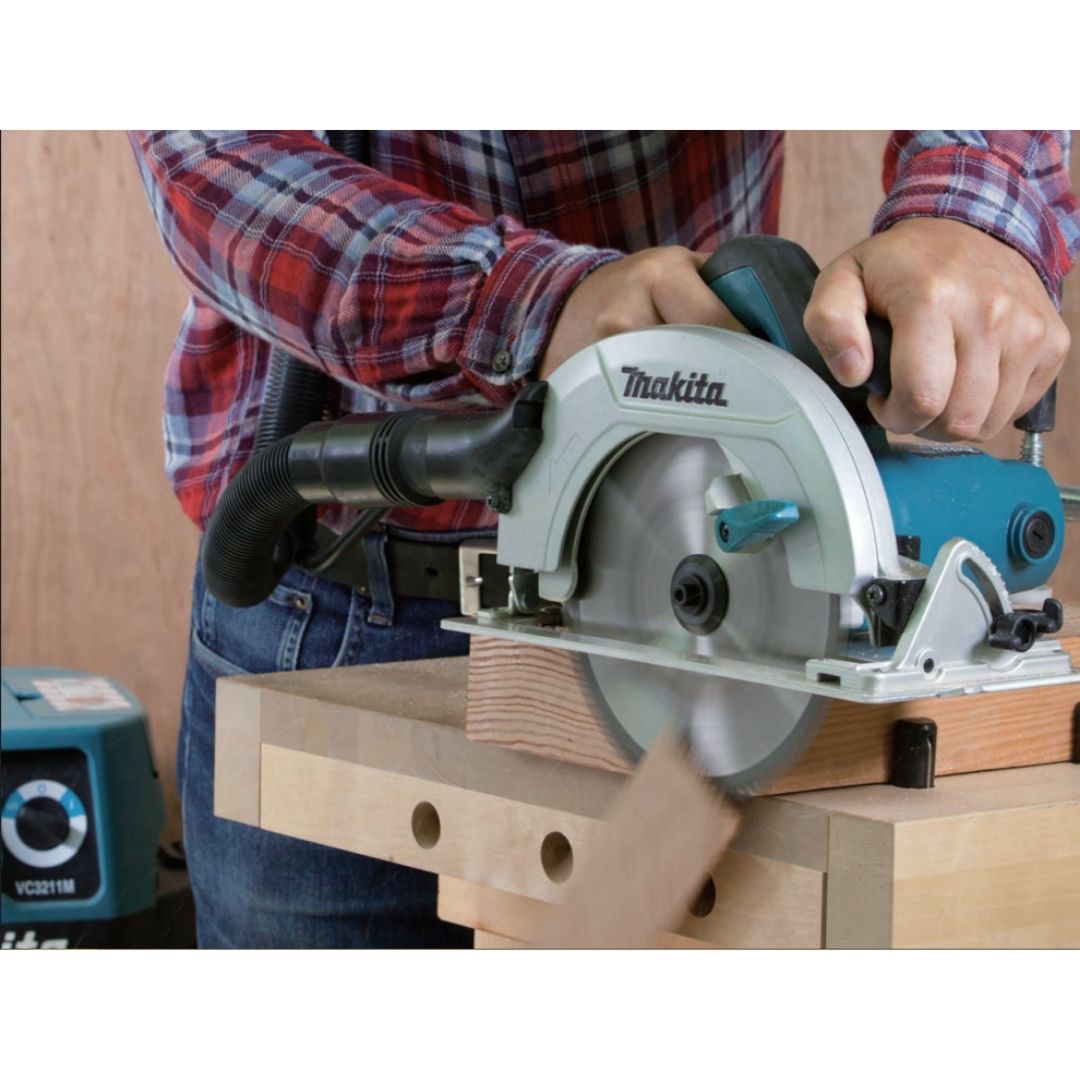 Circular Power Saw Makita cutting thick wood
